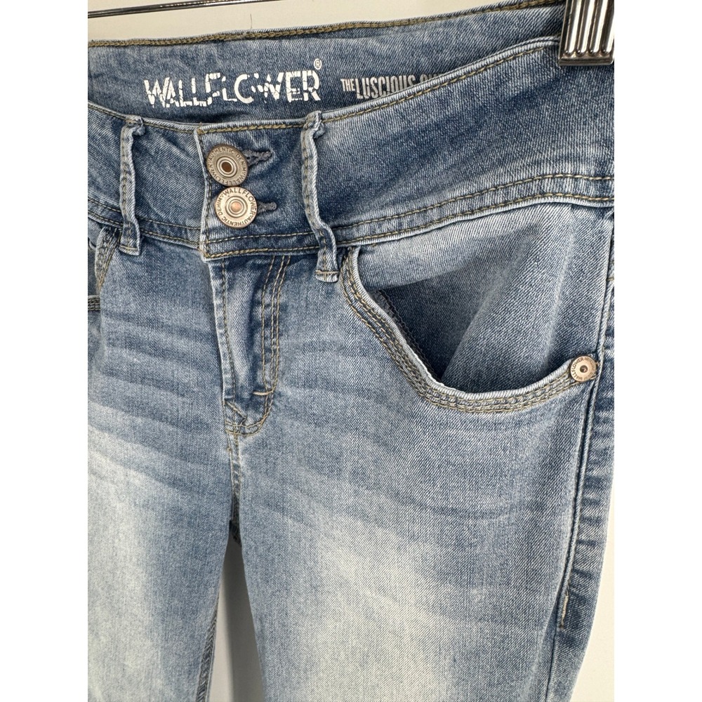 WallFlower Luscious Curvy Fit Bootcut Jeans Light Wash Blue Size 5 Long - Picture 3 of 7